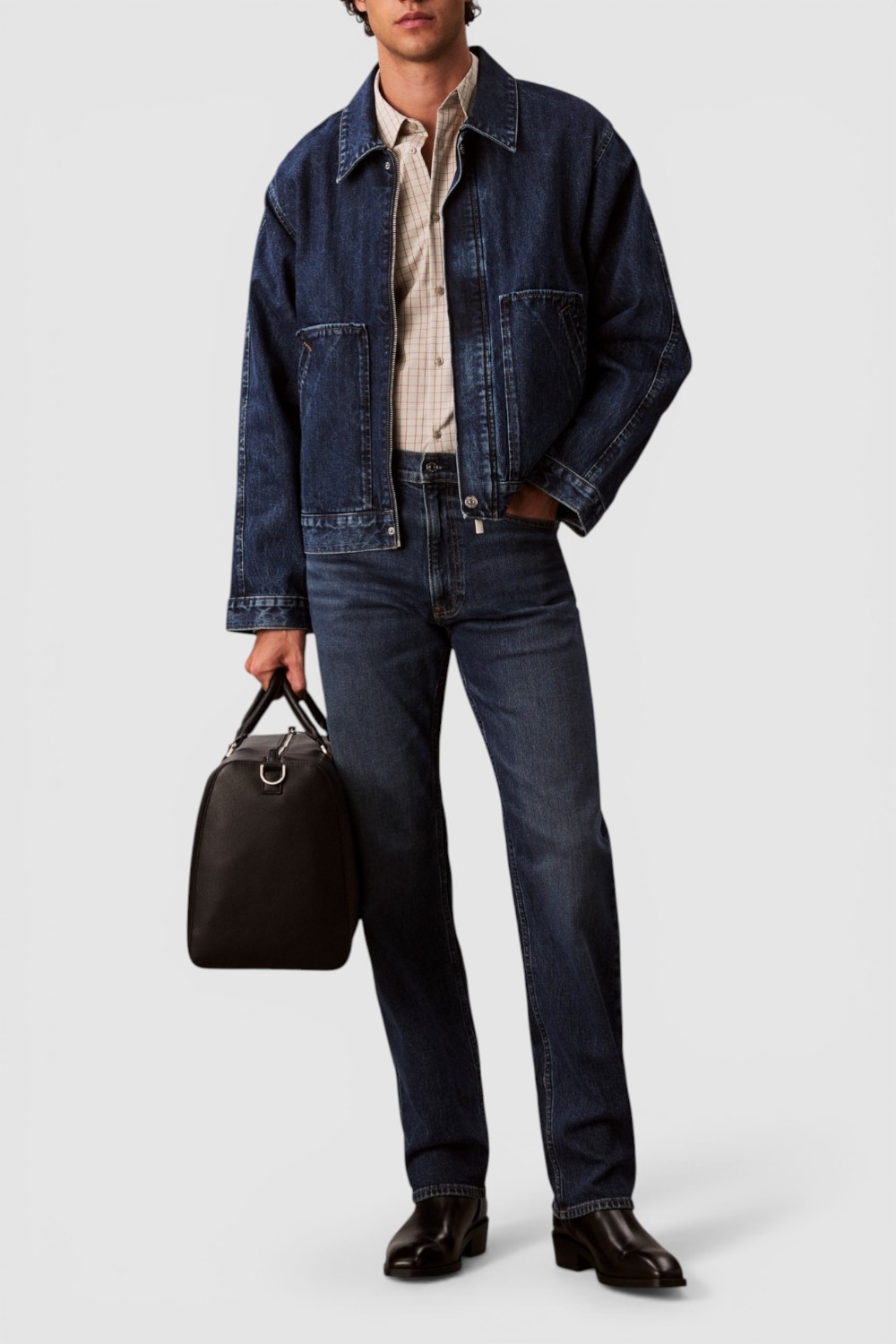 תמונת כל הלוק של מכנסי ג'ינס בגזרה ישרה